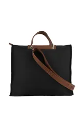 Cartera tipo tote de diseño amplio en color beige, con solapa superior y asas en color marrón. Incluye una correa larga regulable y desmontable con logo grabado, y un aplique metálico en forma de labios en la parte inferior.