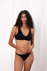 Vedetina de algodón color beige melange, corte less, con tiras finas y elástico en la cintura.