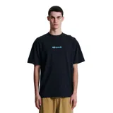 Remera negra de algodón con estampado pequeño en el pecho con el logo de la marca en color celeste.