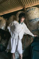 Bermuda holgada negra con cintura elastizada y hebillas de ajuste.