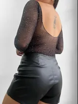 Body de red transparente color negro con brillantes plateados, de mangas largas y escote redondo.