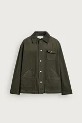 Cazadora relaxed fit de tejido de algodón color verde militar con efecto lavado. Cuenta con cuello solapa de pana a tono, cierre frontal con botones metálicos, bolsillos de plastrón en el delantero y bolsillo en el pecho con solapa.