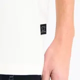 Remera blanca de algodón con estampa centrada con el logo de la marca Merrell y la palabra 'Outdoor' en color ocre.