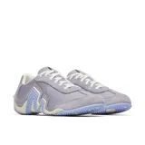 Sneaker de perfil bajo Merrell, confeccionada en una combinación de ante y malla transpirable. Presenta un diseño ergonómico con suela de caucho texturizada y cierre de cordones tradicional.