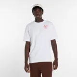 Remera de algodón de manga corta con cuello redondo, color blanco, con un pequeño gráfico serigrafiado en color rojo en el pecho que representa un tazón de ramen y el logo de la marca.