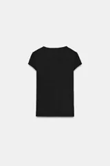 Camiseta de manga corta con escote en pico y corte slim fit.