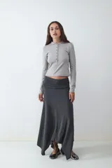 Camiseta de manga larga gris claro, confeccionada en tejido de punto, con capucha y cierre frontal de botones.