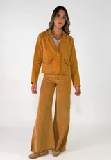 Pantalon de pana de corte recto y tiro medio, con diseño de pierna ancha y ruedo desflecado. Cuenta con cierre frontal y bolsillos laterales.