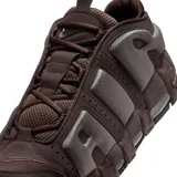 Championes Nike Air More Uptempo Low en color negro con detalles en suela de goma color caramelo. Presentan el icónico diseño de letras grandes en los laterales, confeccionados en una combinación de malla y cuero sintético, con unidad de aire visible en la entresuela.