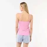 Camiseta de tirantes finos color rosa con detalle de puntilla en el escote y pequeño lazo central, confeccionada en algodón con textura sutil.