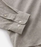 Camisa de manga larga Marfinno con cuello camisero y cierre frontal de botones. Confeccionada en tejido plano de lino y algodón.