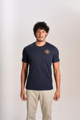 Remera de algodón color azul marino, de corte clásico y cuello redondo, con pequeño estampado frontal en color naranja.