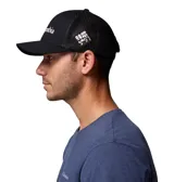 Gorro tipo trucker de color negro, con paneles frontales sólidos y visera curva. Presenta el logo de Columbia bordado en blanco en el frente y el logo de la marca en un parche cuadrado en la malla lateral. La parte trasera es de malla para ventilación y tiene cierre ajustable a presión.