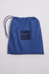 Short de baño color rosado, con cintura elástica y cordón ajustable. Cuenta con dos bolsillos laterales, un bolsillo trasero y suspensor interno.