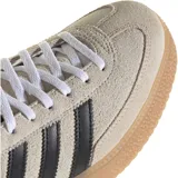 Championes Adidas modelo Handball Spezial Bold, con capellada de gamuza en tono beige, icónicas tres tiras laterales en cuero negro y suela de plataforma de goma color caramelo.