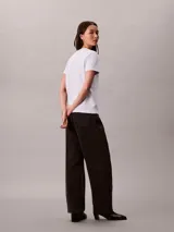 Remera Calvin Klein de manga corta y cuello redondo, confeccionada en tejido de punto de algodón. Presenta un diseño clásico de corte regular con el logo de la marca bordado discretamente en el pecho.