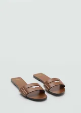 Sandalias planas Drea de cuero marrón con tira frontal ancha y costuras decorativas contrastantes.