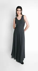 Vestido largo evasé gris oscuro, sin mangas y con escote redondo.