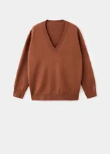 Jersey de punto fino color marrón con cuello en V, diseño recto y mangas largas.