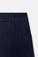 Pantalón de corte balloon con diseño de raya diplomática. Presenta tiro alto, cintura con trabillas, bolsillos laterales y cierre frontal con cremallera y botón.