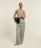 Pantalón de vestir de corte recto, cintura alta, con trabillas, pliegues y bolsillos. Estampado de cuadros Príncipe de Gales.