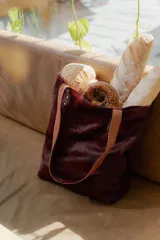 Bolso tipo tote de cuero con pelo color marrón y blanco, con manijas de cuero crudo.