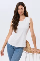 Musculosa blanca de algodón con detalles de broderie en los hombros y laterales, cuello redondo y corte clásico.