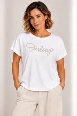 Remera blanca de manga corta con cuello redondo, confeccionada en algodón, con detalle de bordado en relieve con la palabra "Darling" en tono beige.