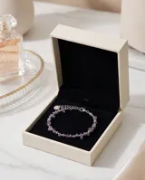 Pulsera elástica compuesta por piedras naturales en tonos violeta y pequeñas esferas de acero intercaladas.