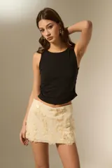 Top sin mangas color marrón, con cuello a la base, diseño al cuerpo y detalles de frunces laterales.