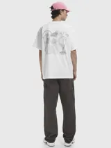 Remera de manga corta en color blanco, con corte holgado y cuello redondo. Presenta un pequeño estampado con el logo de la marca en el pecho.