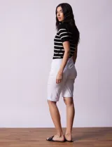 Bermuda blanca de gabardina elastizada marca Zac & Rachel. Tiene pretina ancha elastizada, bolsillos delanteros y traseros, y ruedo con dobladillo.