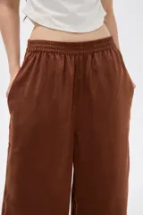 Pantalón ancho negro de poliéster, con tiro alto y cintura elástica.