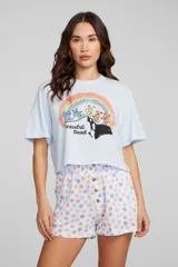 Crop top celeste de algodón con estampado de los ositos de Grateful Dead y arcoíris.