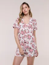 Set de pijama compuesto por musculosa de tirantes finos y short con cordón ajustable, de base blanca con estampado floral en tonos rosados.