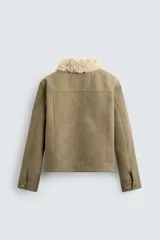 Cazadora de corte cropped confeccionada en algodón con efecto lavado, forrada en su interior con tejido efecto pelo. Presenta cuello solapa de pelo, cierre frontal con botones metálicos, bolsillos de solapa en el pecho y bolsillos de vivo en la cadera.