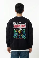 Buzo negro de corte oversize con estampado gráfico en la espalda que presenta la leyenda 'Vernal Club' y un personaje ilustrado con estilo underground.