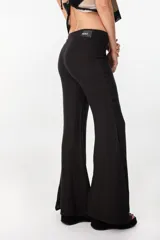 Pantalón oxford color negro, confeccionado en lino italiano, de talle medio con diseño ajustado en la parte superior y silueta acampanada en la parte inferior.