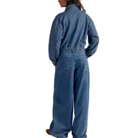 Enterizo de denim azul claro con efecto 2 en 1. La parte superior simula una camisa chambray con frunces en el busto y mangas abullonadas, y la parte inferior es un pantalón ancho de tiro alto.