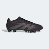 Championes de fútbol Adidas Predator Club, color negro con detalles en rojo y gris. Cuentan con una parte superior sintética con textura Strikeprint para mayor agarre y control del balón, lengüeta perforada para ventilación y suela versátil apta para terreno firme y césped artificial.