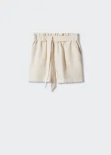 Short de tiro alto confeccionado en una mezcla de algodón y lino. Presenta un diseño recto y corto, con cintura elástica y un lazo desmontable para ajustar. Incluye dos bolsillos laterales.