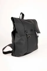Mochila Daniel Cassin de material sintético en color crudo, con solapa frontal, tiras decorativas verticales y cierre con mosquetones metálicos oscuros.