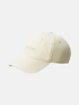 Gorra de béisbol de algodón con diseño de seis paneles, ojales bordados para ventilación y logo de la marca bordado en el frente. Cuenta con cierre metálico ajustable en la parte posterior.