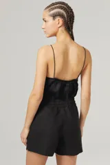 Top negro de lino con breteles finos regulables y escote fruncido.