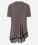 Remera verde militar de algodón con efecto desteñido, cuello redondo, mangas cortas, recortes asimétricos y detalle de encaje negro en el bajo irregular.