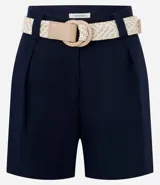 Short recto de cintura alta color crudo, confeccionado en viscolino, con trabillas en la cintura, pliegues y cierre tradicional. Incluye cinturón de rafia artificial con hebillas de argollas.