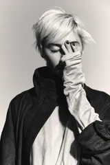 Chaqueta bomber color marrón oscuro con efecto ante, cuello subido y manga larga con puños. Tiene bolsillos delanteros, bajo con pliegues y volumen, forro interior y cierre frontal con cremallera y botones a presión ocultos.