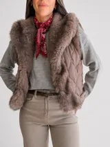 Chaleco acolchado color marrón con solapas amplias de piel sintética y laterales matelaseados.