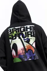 Canguro negro de corte oversize con capucha y bolsillos laterales. Presenta un estampado gráfico estilo graffiti en la espalda con la frase 'Bright Future' y el logo de la marca Mistral.