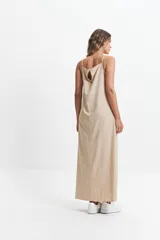 Vestido largo color verde oliva, de lino y algodón, con breteles finos y escote recto.